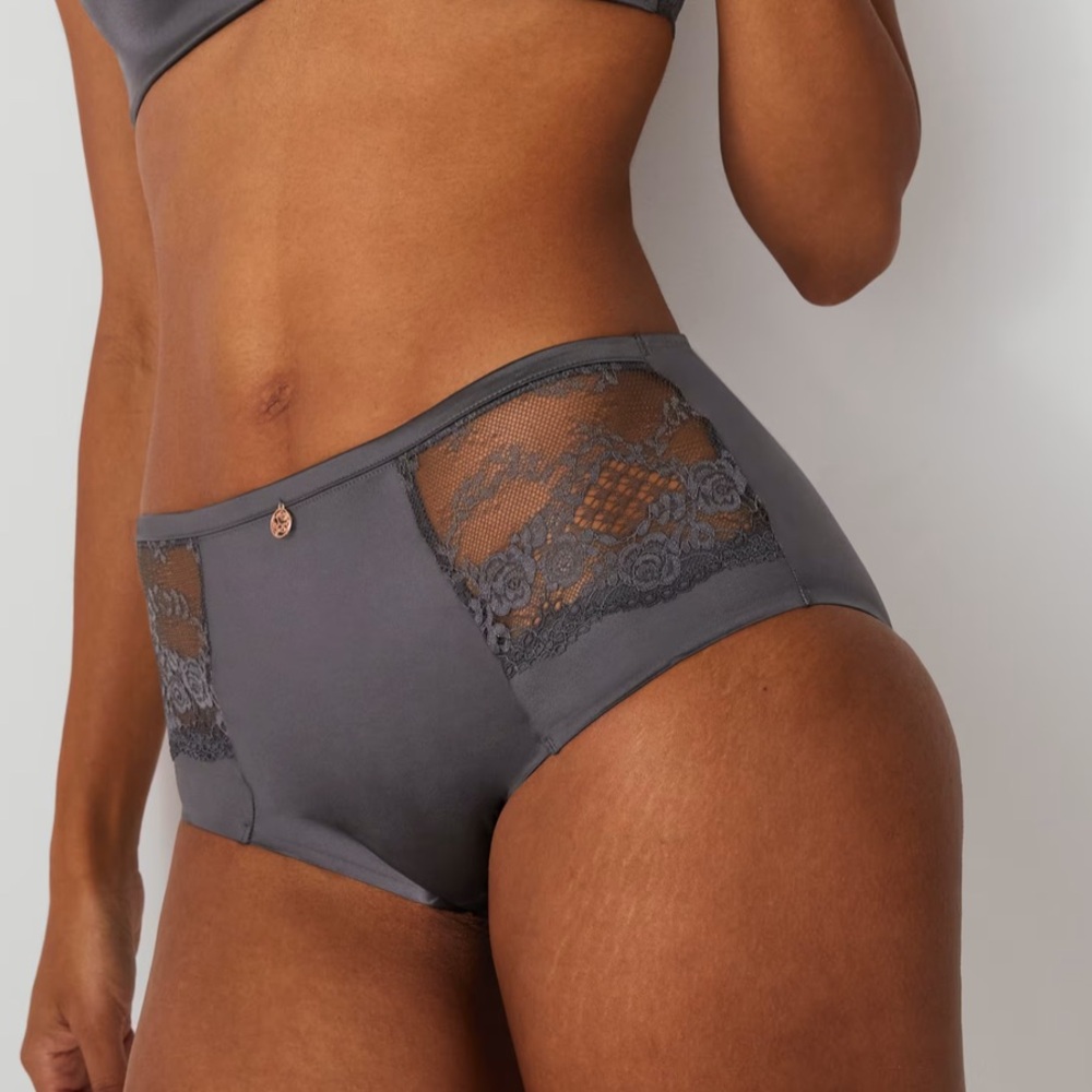 High Rise Lace Smoothing Shorts by Rosie for M&S Sz 8